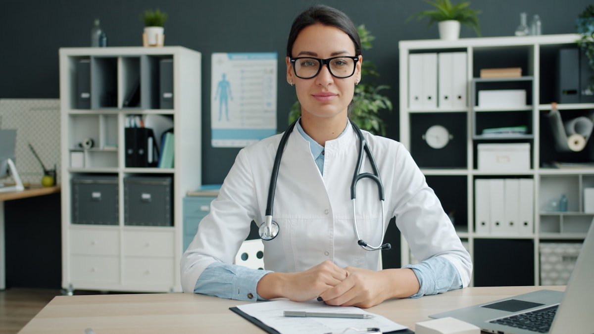 doctors prescribe methylene blue - female doctor at desk | NooBlue