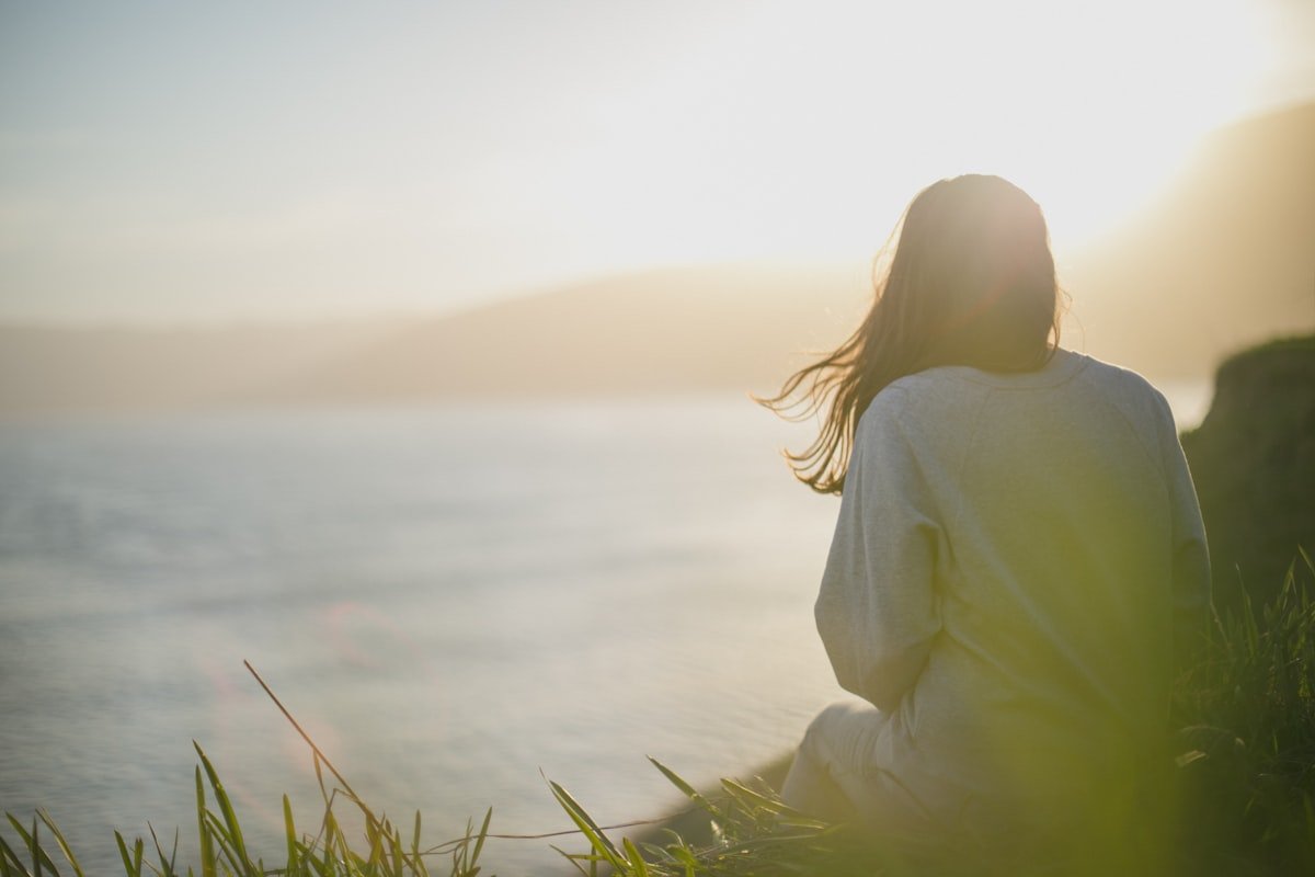 Methylene blue benefits for women: capsules with water for energy, focus, mood and skin support