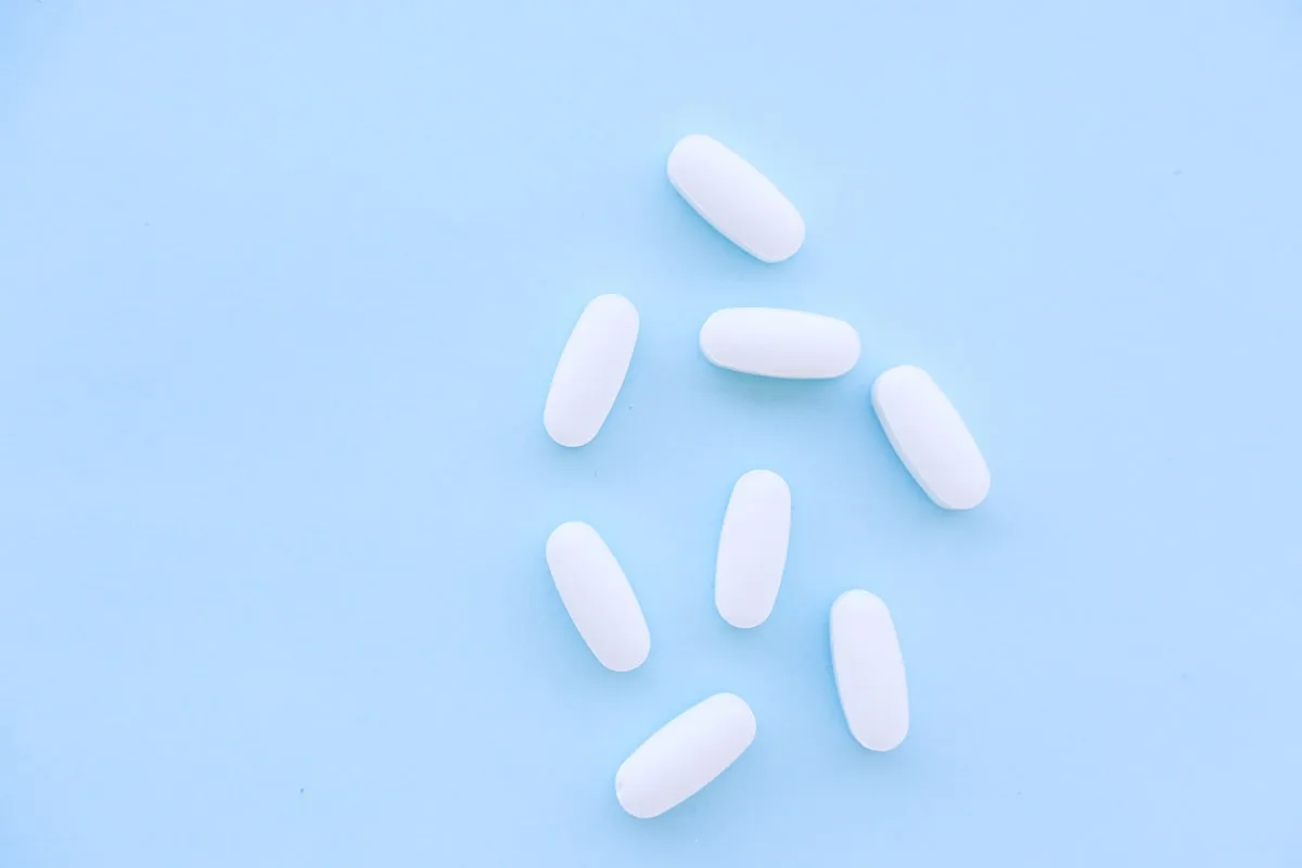 Methylene blue capsules on a blue surface illustrating who should not take methylene blue