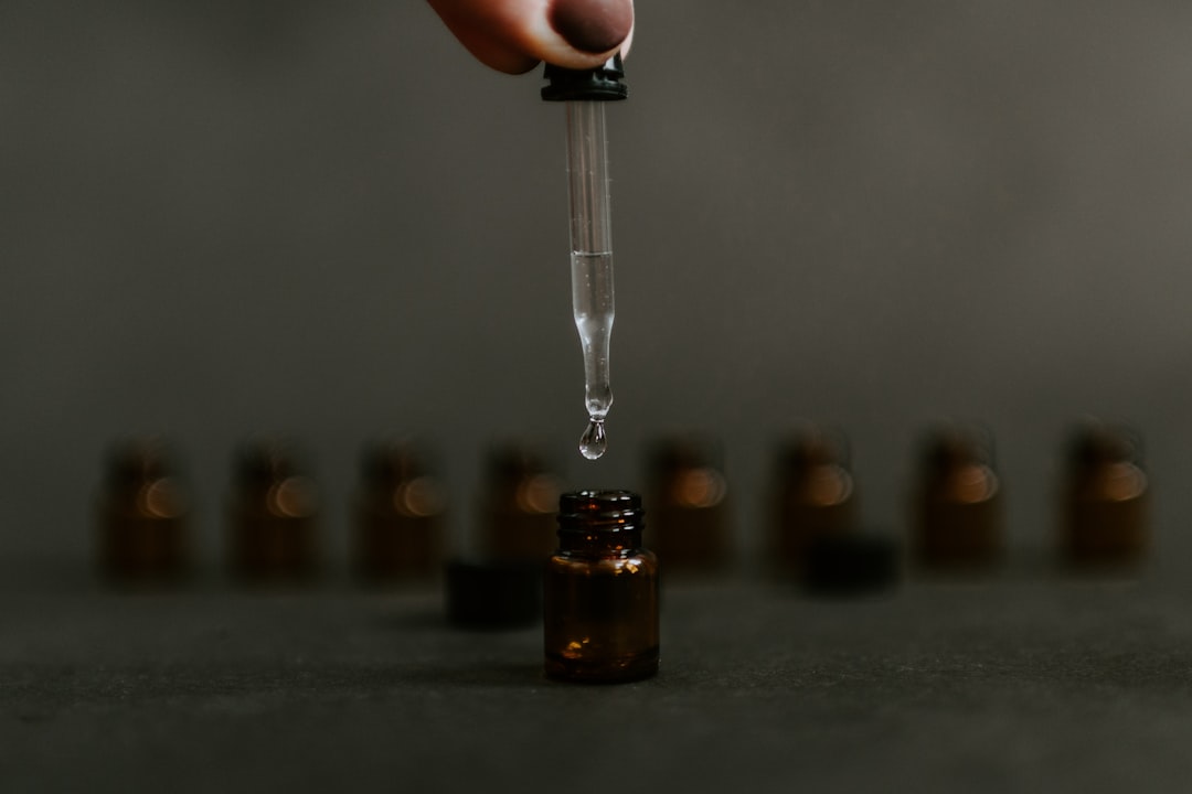 Azul de metileno dosis: gotero y cápsulas de 5 mg sobre fondo claro