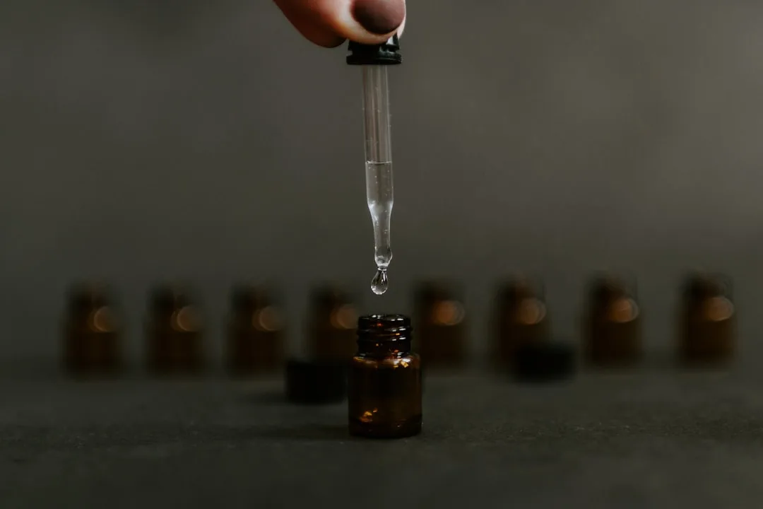 Azul de metileno dosis: gotero y cápsulas de 5 mg sobre fondo claro
