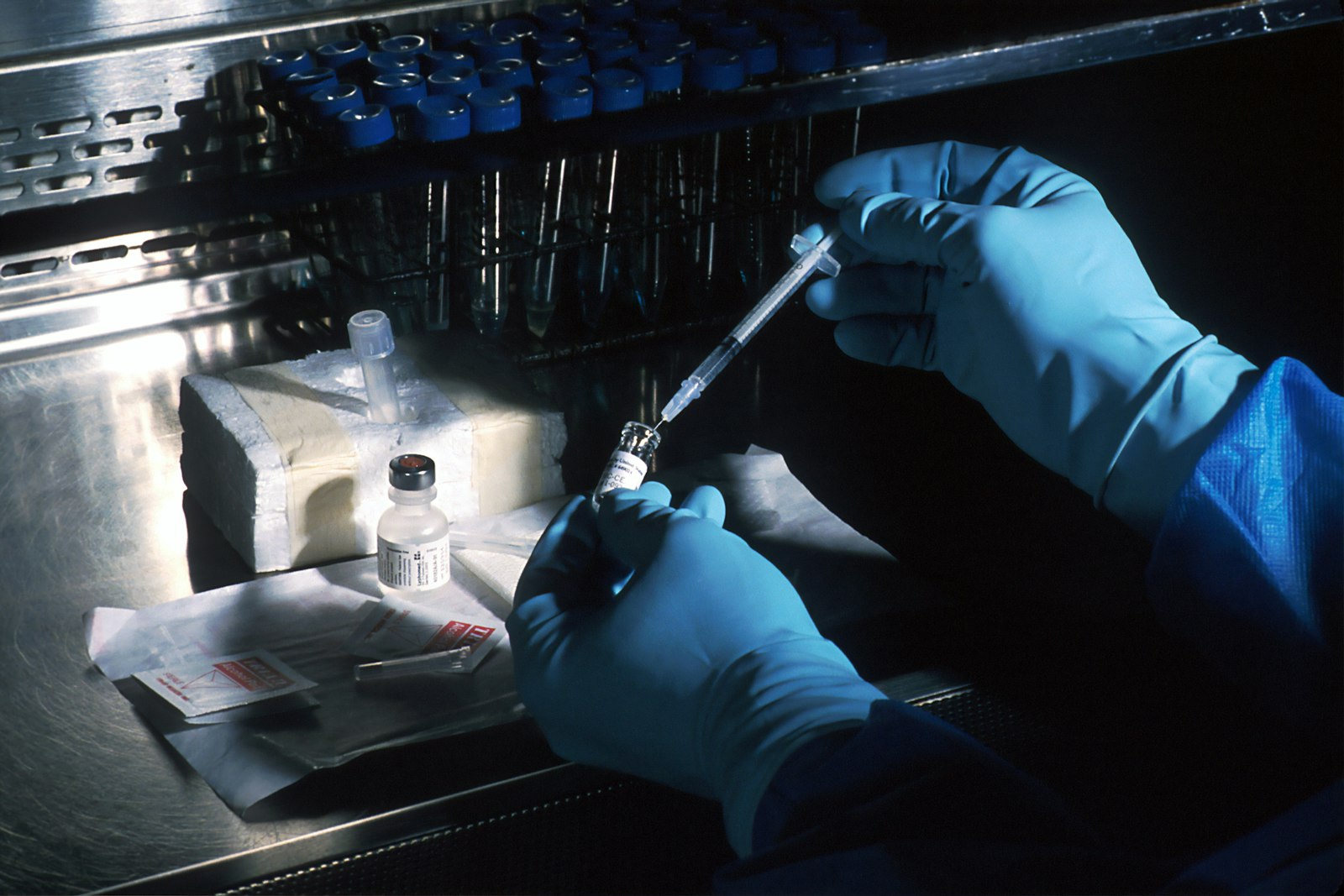 Azul de metileno efeitos colaterais: solução azul em conta-gotas de laboratório