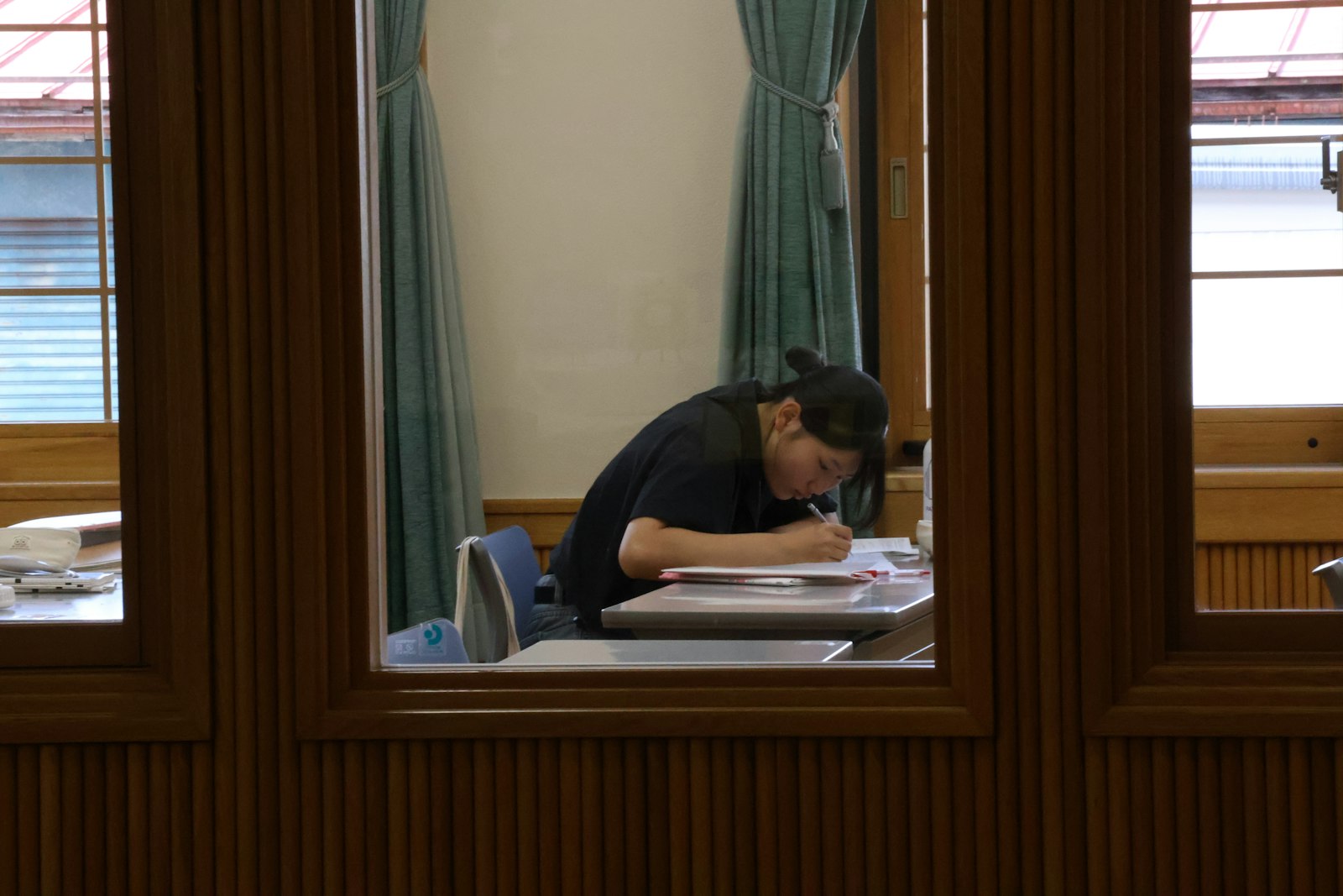 Best nootropics for studying guide: a student working at a desk with open books
